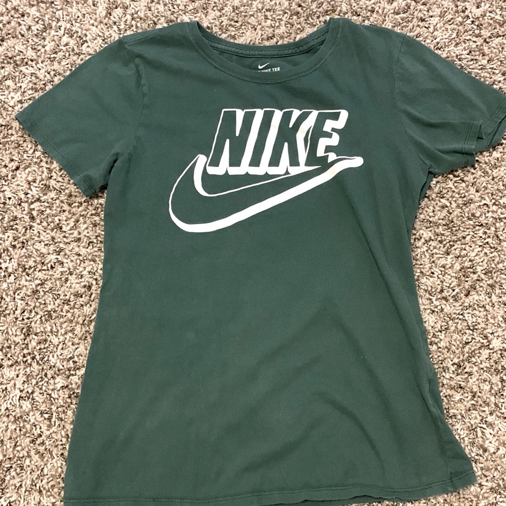 Brand is Nike, color is green and size is XS